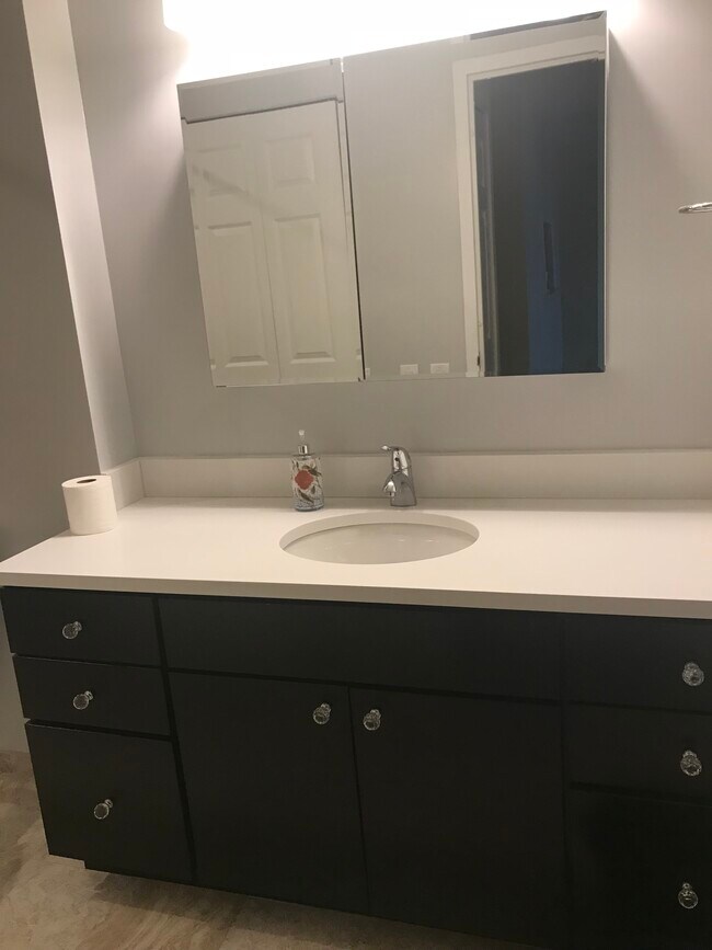 Baño reformado - 1420 Locust St