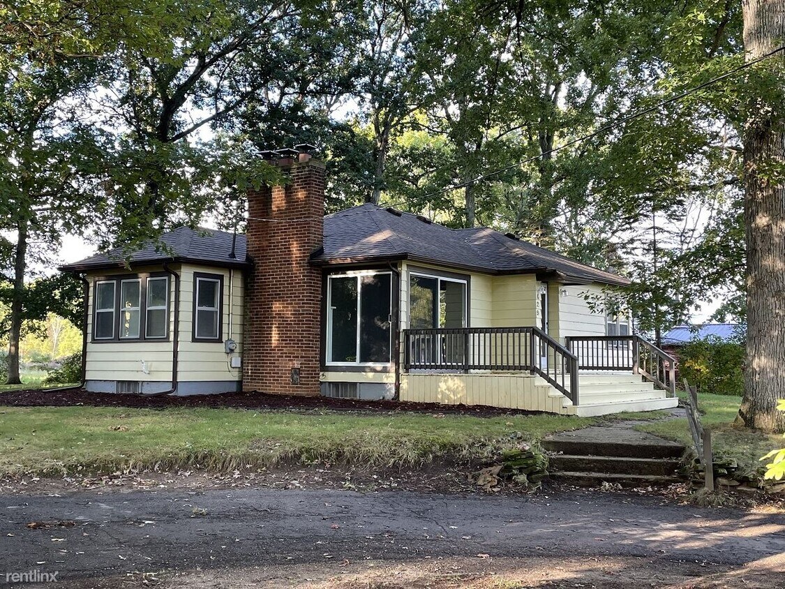 2 br, 1.5 bath House 629 Swains Lake Dr