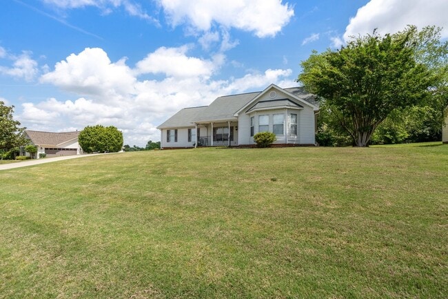 Building Photo - Spacious 3 Bedroom Home Near Downtown Greer with Large Backyard and 2-Car Garage.