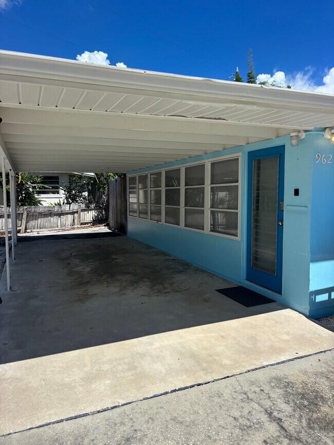 Building Photo - 2 Bed/1 Bath