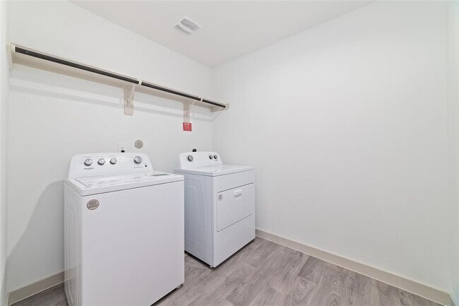 Building Photo - 7207 Sunbreeze Ln