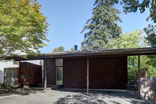 Building Photo - Bright, Spacious 3 Bedroom Home Rambler in...