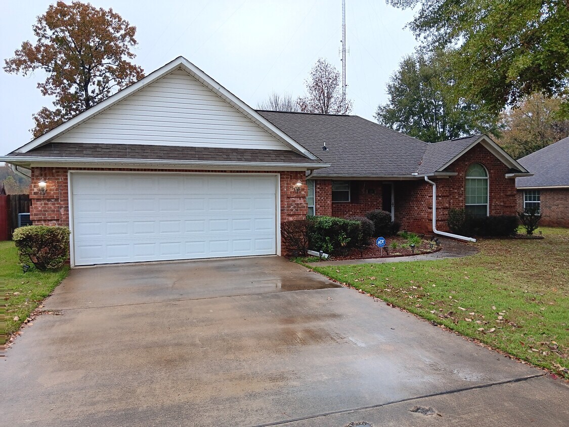 Primary Photo - 104 Village Pl
