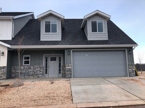 Building Photo - 1550 S W Topaz Dr