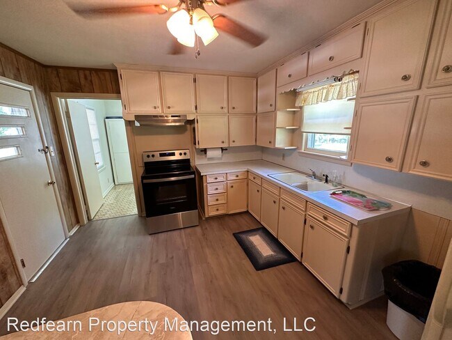 Building Photo - 3 br, 2 bath House - 1010 North Main St.