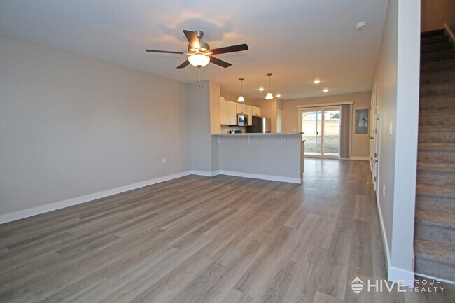 Foto del edificio - Bee the First to Live in This Newly Built End Unit!