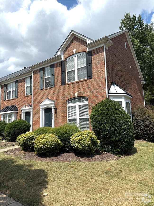 Building Photo - 10895 Garden Oaks Ln