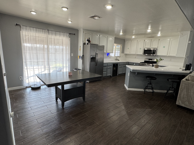 Kitchen and dining area (sliding doors to backyard) - 3920 Teal St