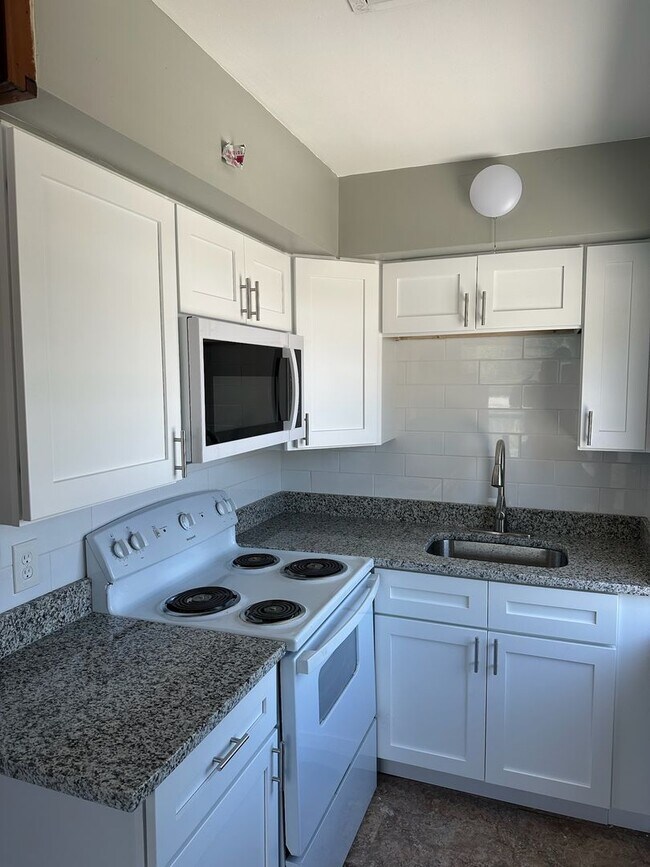 Foto del edificio - ONE BEDROOM ONE BATHROOM NEWLY RENOVATED A...