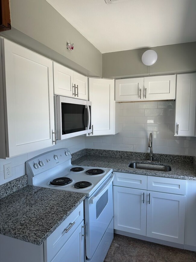 Building Photo - ONE BEDROOM ONE BATHROOM NEWLY RENOVATED A...