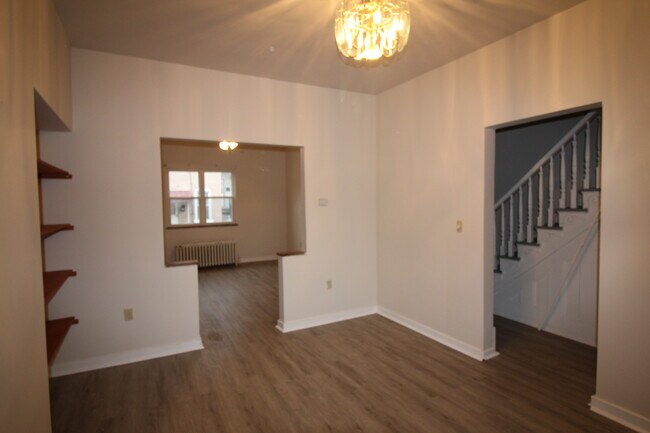 Building Photo - 338 Ella St