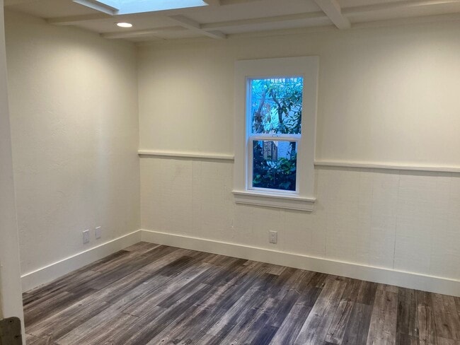 Foto del edificio - Remodeled Tri-Plex Minutes Away from the Beach!