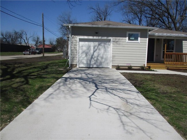 Building Photo - 1718 NW Dallas St