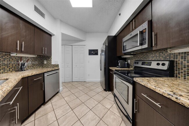 Foto del edificio - 3245 NE 184th St