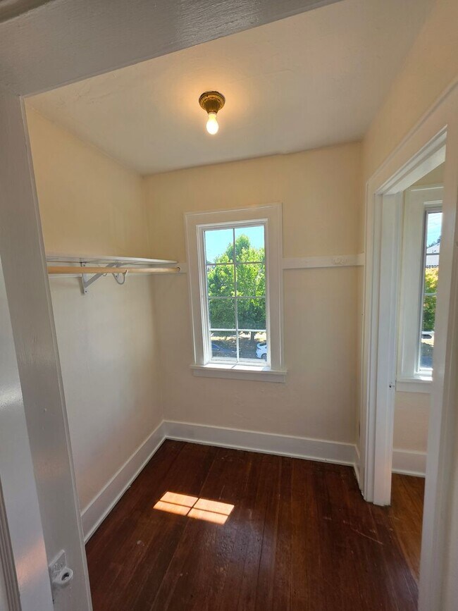 Building Photo - Large 1 bedroom Historic condo - Top Floor unit with a charming interior-  Available now!