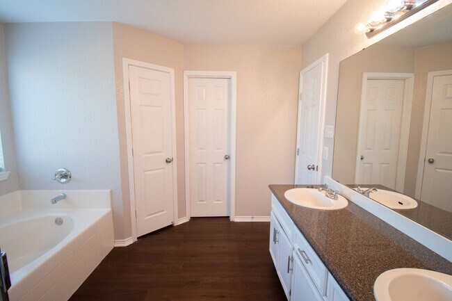 Building Photo - 5600 Shawn Dr