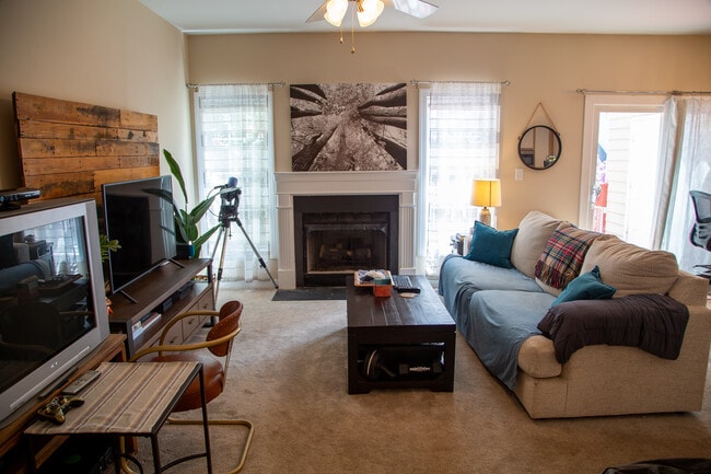 Building Photo - 2723 Sterling Park Dr
