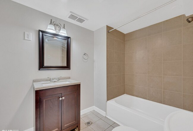 Full Bathroom - 11725 S Wentworth Ave