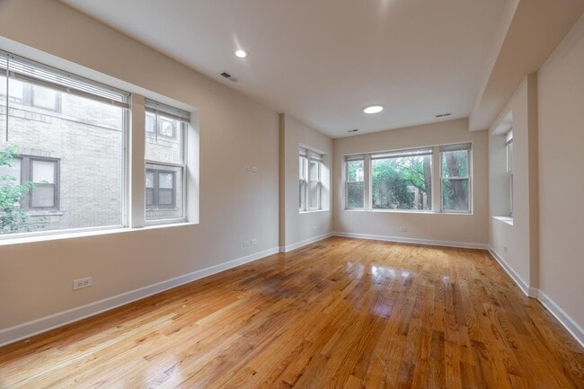 Building Photo - 3354 W Wilson Ave
