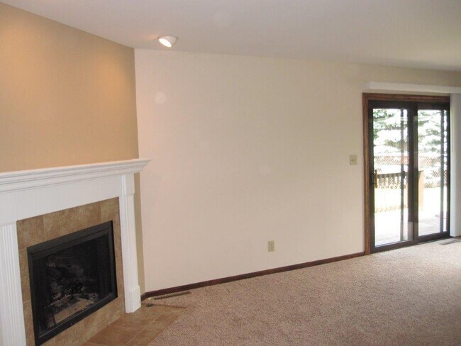 Building Photo - 627 Coyne St