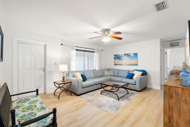 Foto del edificio - 6398 Woodland Blvd