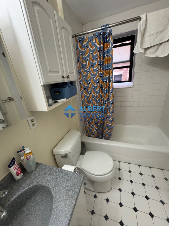 Building Photo - 440 Park Dr