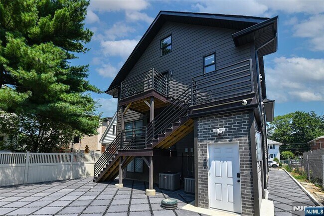 Foto del edificio - 332 Coolidge Ave