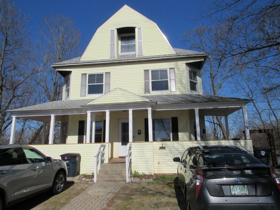 3 Circle Ave, Nashua, NH 03060 Condo for Rent in Nashua, NH