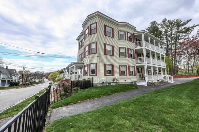 Building Photo - 715 Belmont St