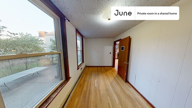 Building Photo - Private bedroom in 4 bed/1 bath Home