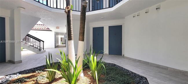 Building Photo - 9403 Fontainebleau Blvd