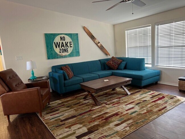 Foto del edificio - Fully furnished 3 BR Home Includes Utiliti...