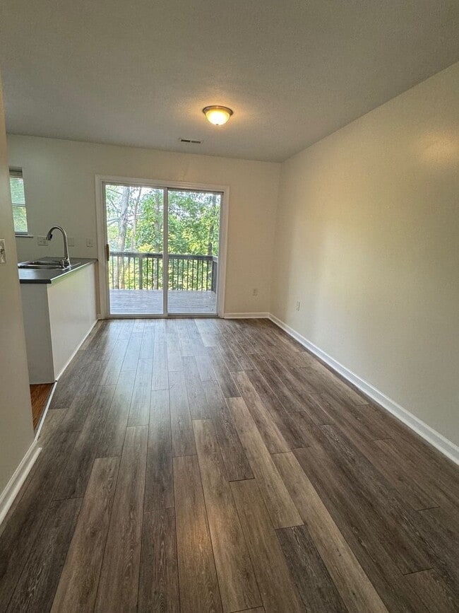 Building Photo - Spacious Home With 2 Suites & Walk-Out Bas...