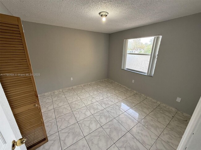 Foto del edificio - 2721 NW 23rd Ct