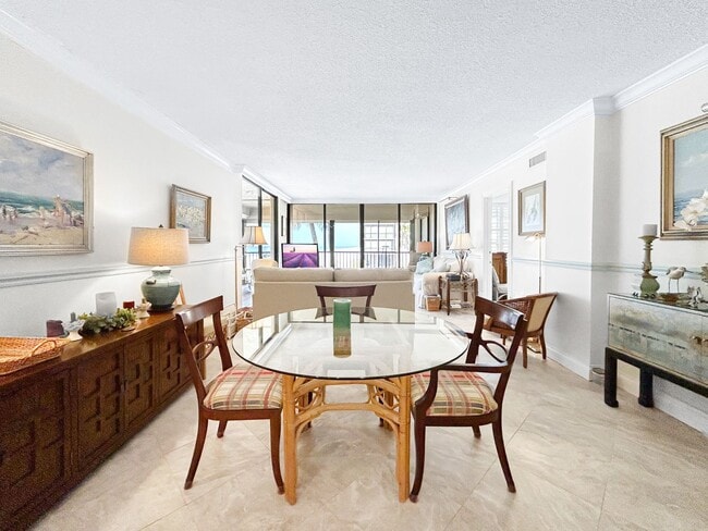 Foto del edificio - Luxurious Corner Unit with Stunning Floor-to-Ceiling Views!