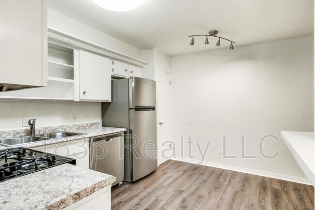 Building Photo - 2803 Skyway Cir