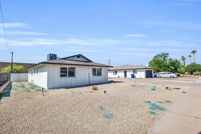 Foto del edificio - 6 BED/4 BATH Complete remodel with backyard pool & bar