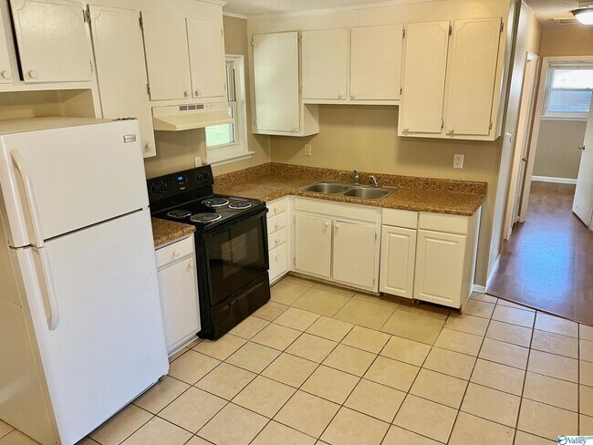 Building Photo - 2623 Thornhill Rd NW