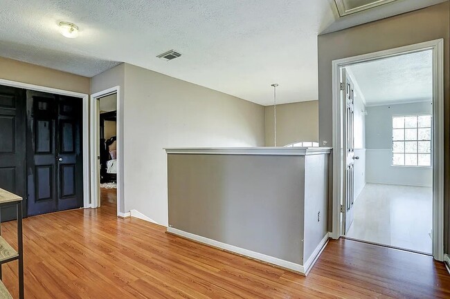 Building Photo - 3005 Wood Hollow Dr