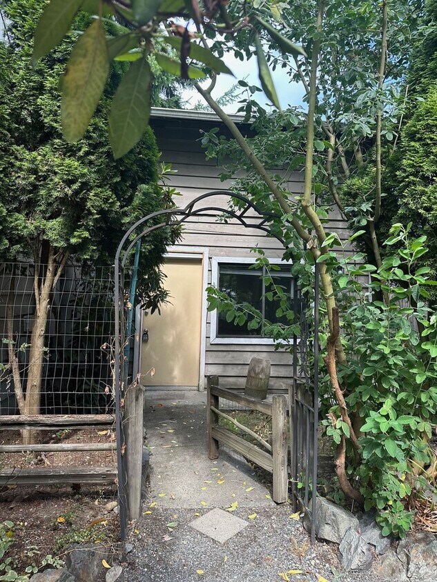 913 Peters Pl SE Unit 1, Everett, WA 98208 Room for Rent in Everett