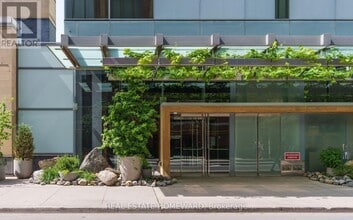 Building Photo - 552 Wellington St W