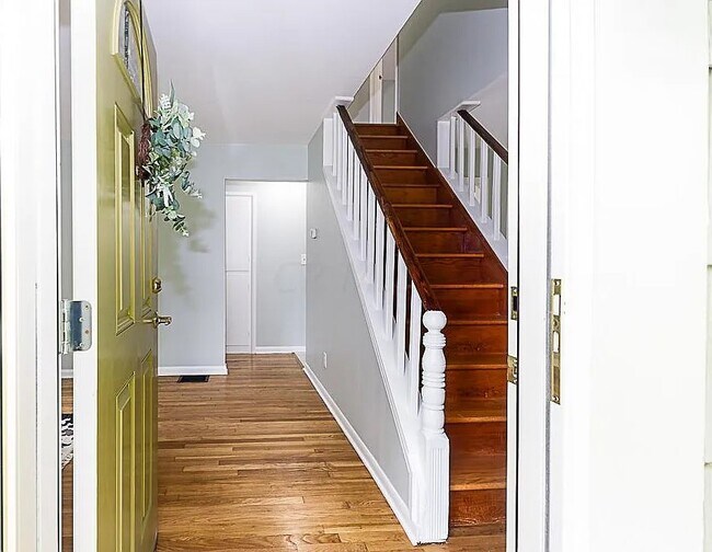 Escaleras y sala de estar desde la puerta de entrada. - 224 Colonial Ave