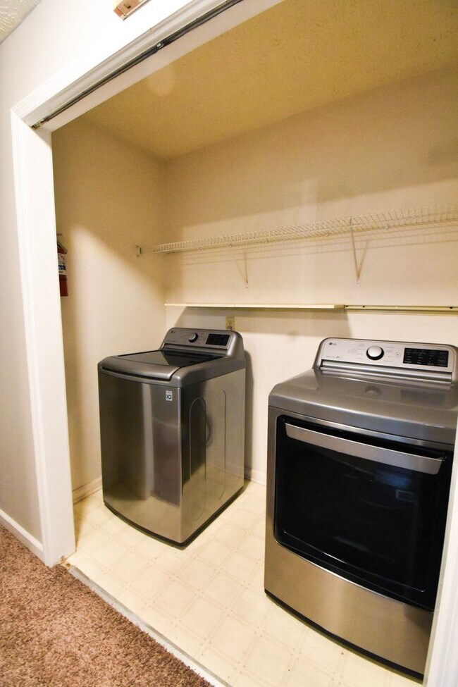 Building Photo - 3 Bedroom 2 Bathroom Home- Pets Considered