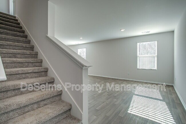 Building Photo - 2206 Yearling Dr