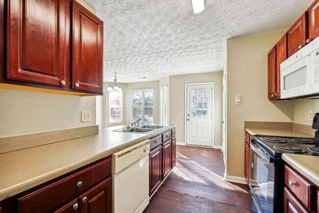 Building Photo - Charming Two-Story Townhome: Spacious Livi...