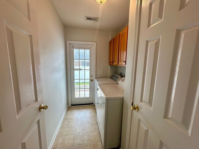 Building Photo - Conveniently Located Duplex!