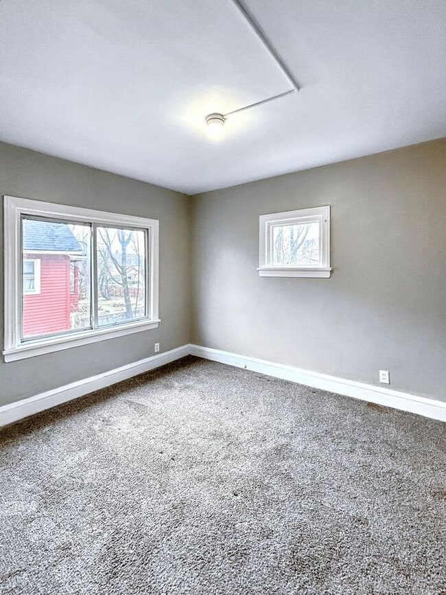 Building Photo - Cozy 2-Bedroom Apartment with Great Locati...