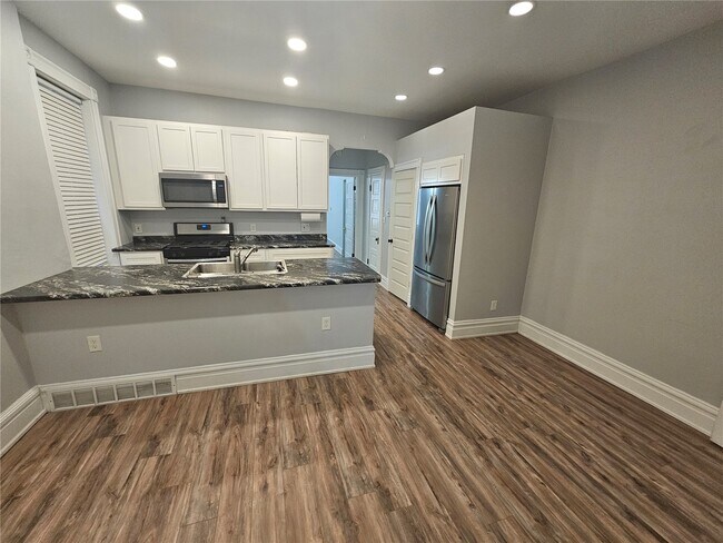 Foto del edificio - 1830 Russell Blvd