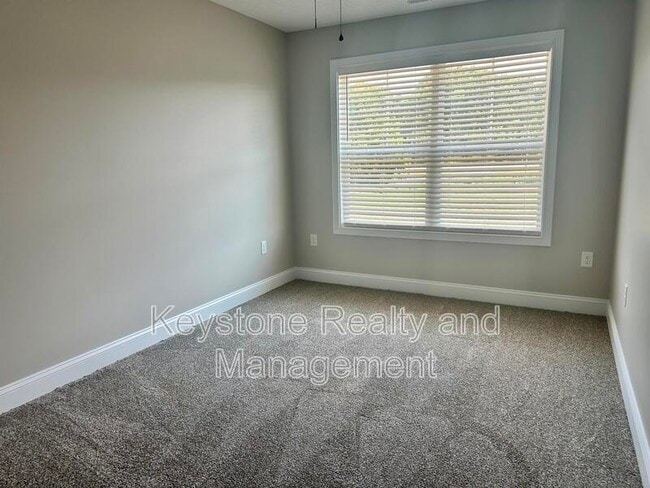 Building Photo - 114 Village Dr