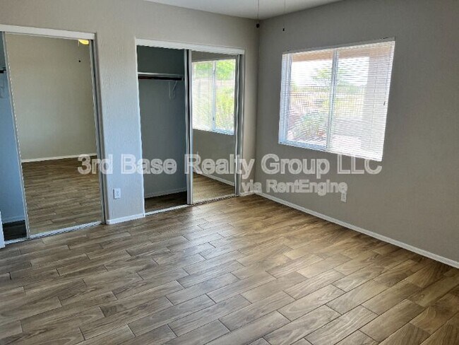 Building Photo - 724 S 223rd Ln